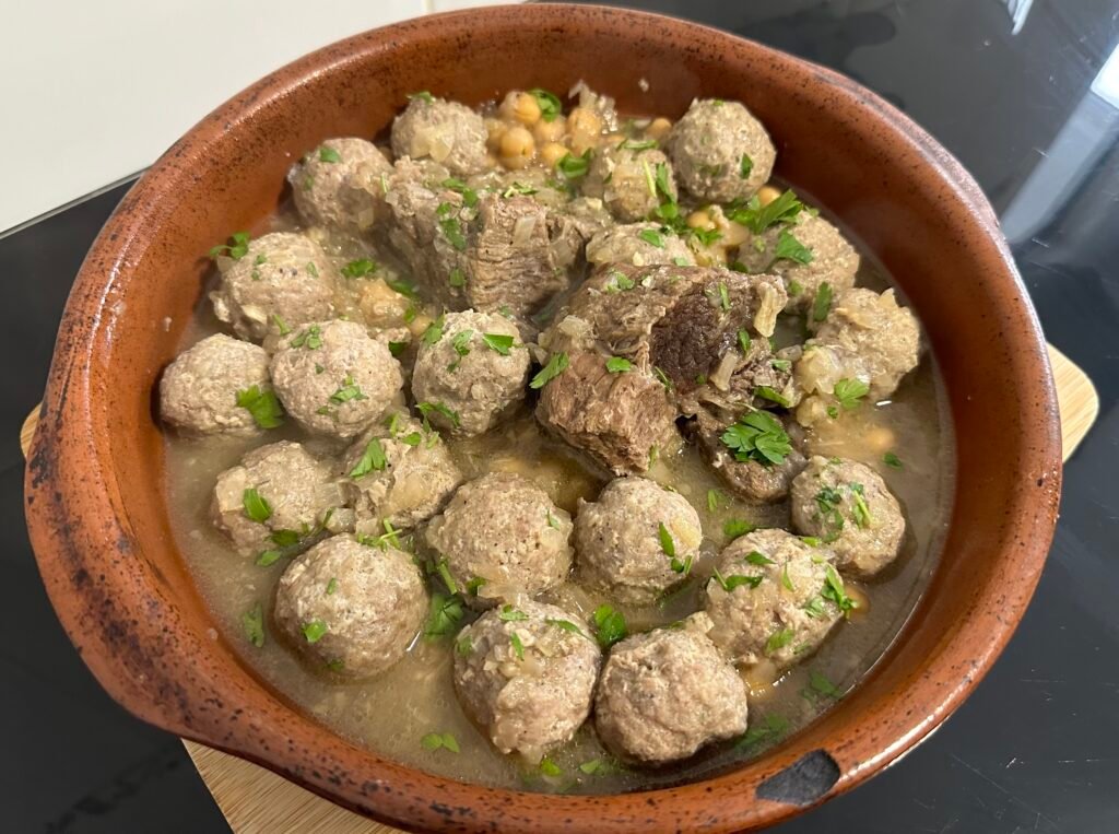 Algerian meatballs with chickpeas in white sauce