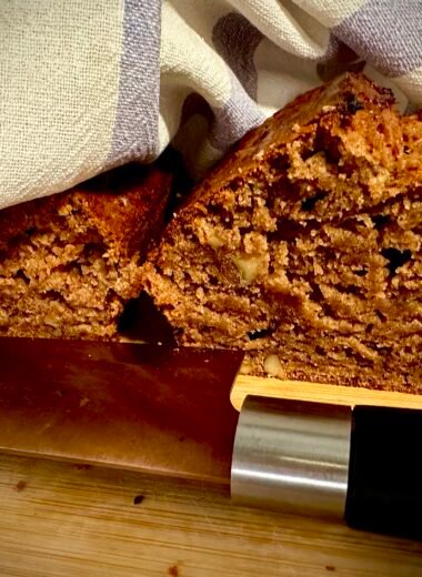 Delicioso pan de plátano recién salido del horno. Receta de pan de plátano sin huevo y sin leche, vegano