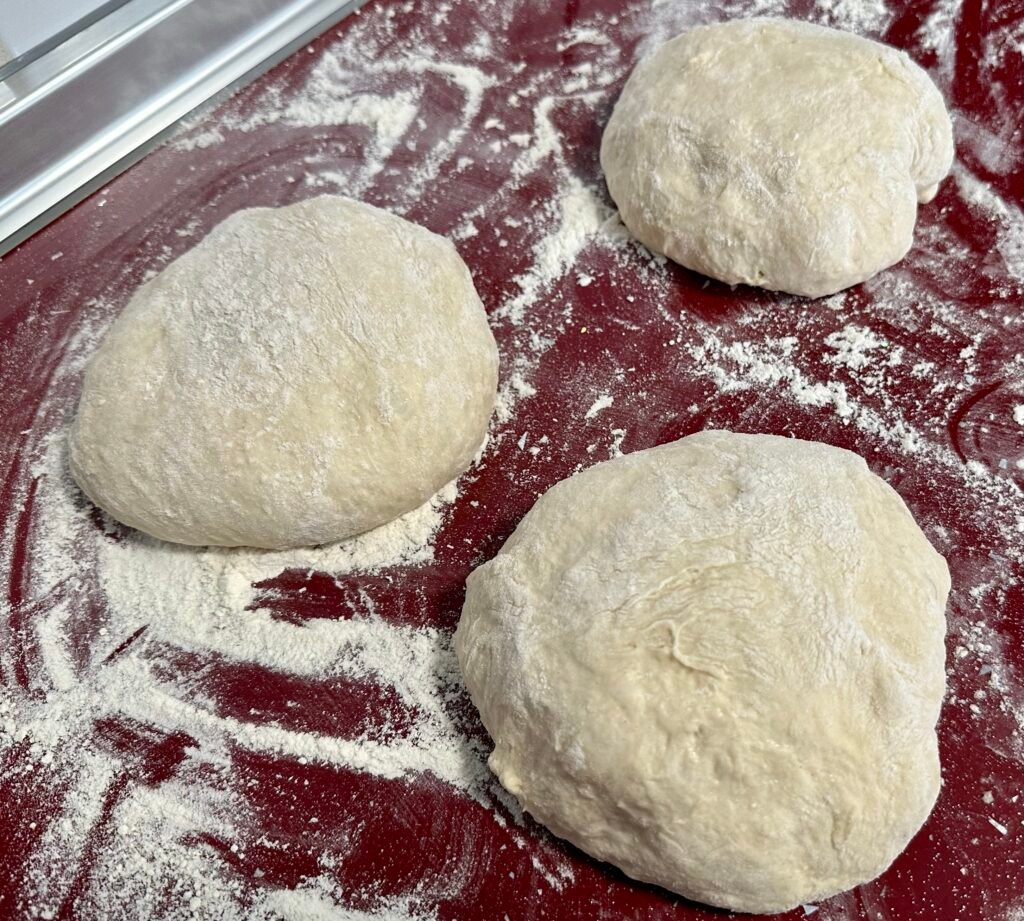 Tres bolas de masa para hacer barras de pan casero - baguette recién hecho. Receta para barras de pan caseros