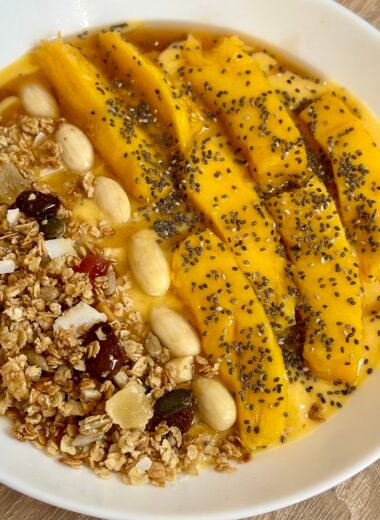 Mango Smoothie Bowl con granola casera