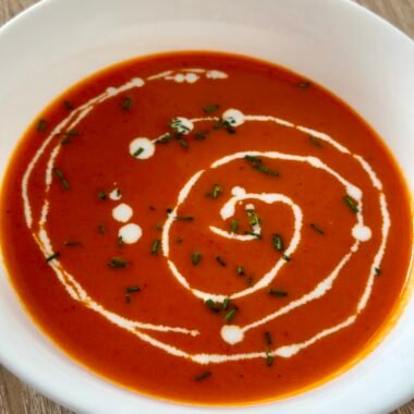 Exquisita sopa cremosa de pimiento rojo