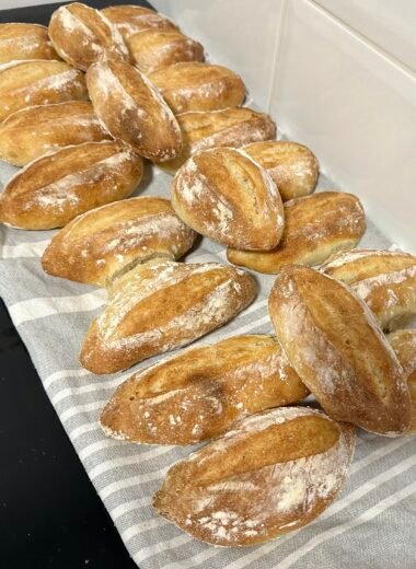 Panecillos caseros recién horneados