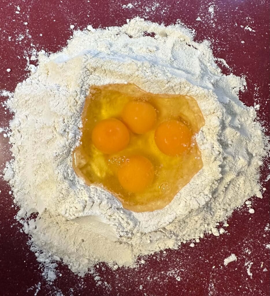 Harina con cuatro huevos en el centro