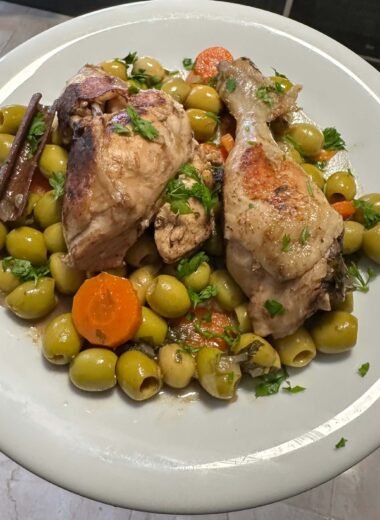 Plato de pollo con aceitunas