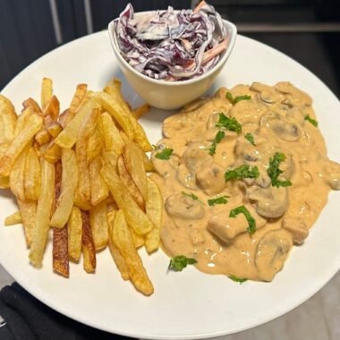Chicken with mushrooms and cream served with fries and coleslaw