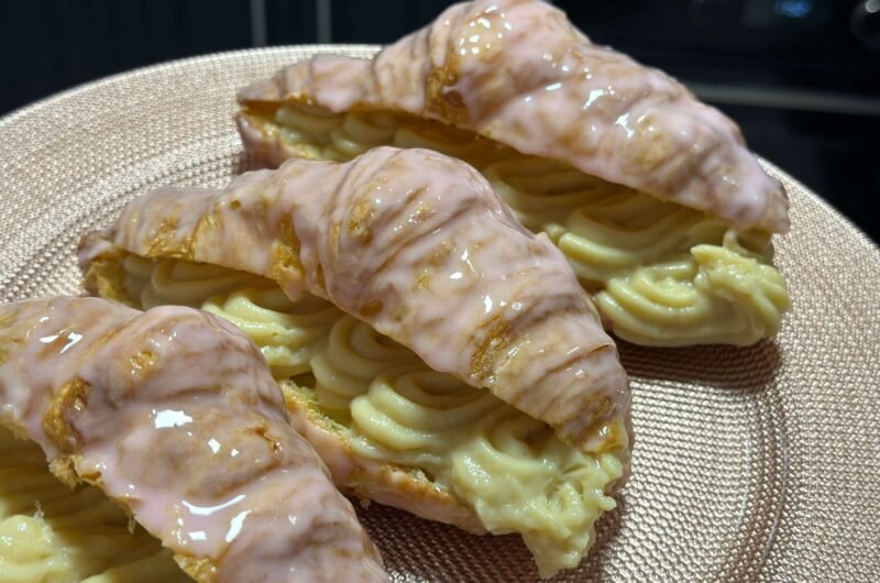 Croissants filled with pastry cream