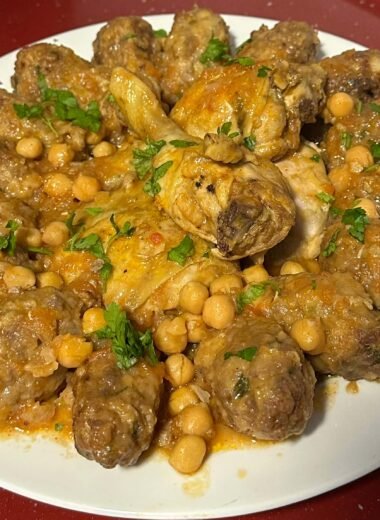 Plato de albondigas de coliflor y pollo en salsa