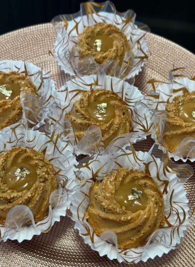 galletas rellenas de caramelo decoradas con oro comestible