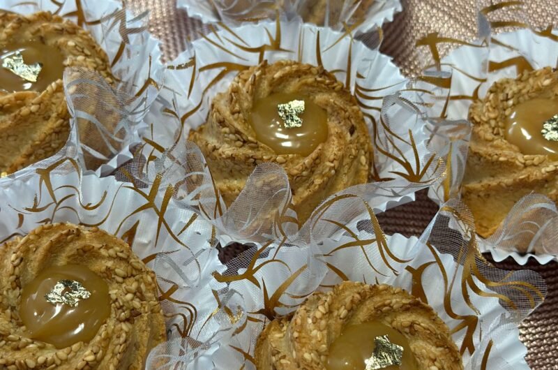 galletas rellenas de caramelo decoradas con oro comestible