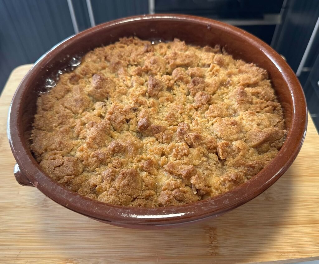 Crumble de manzana recién horneado