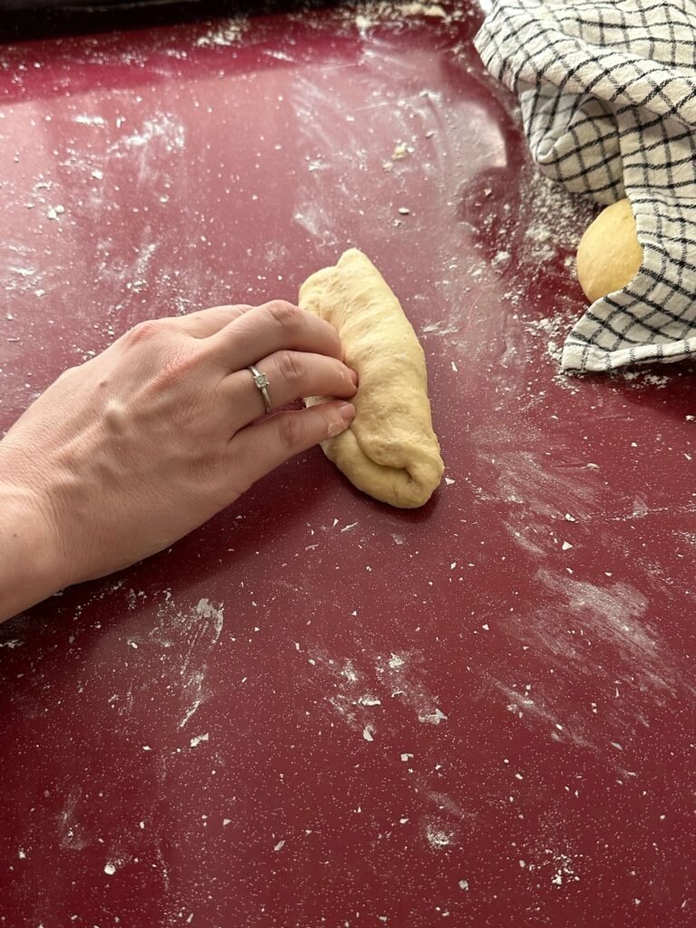 una mano haciendo pan