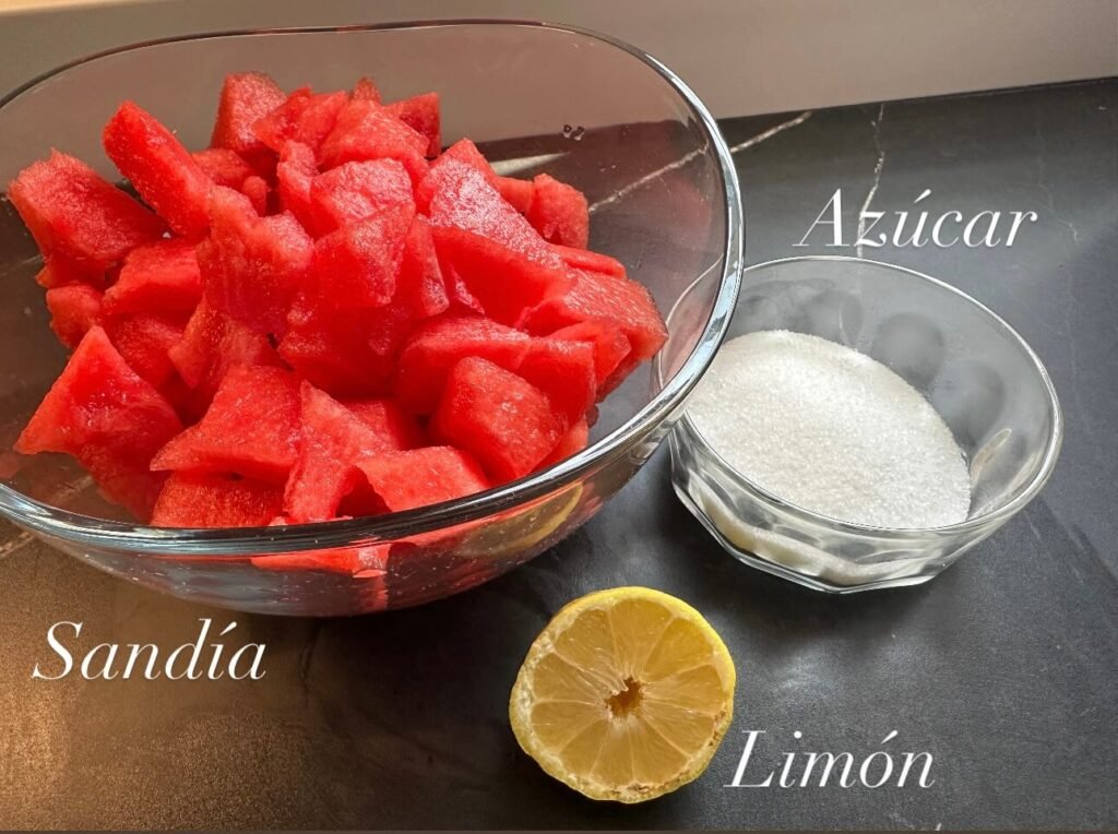 ingredientes en una encimera negra, sandía, limón y azúcar