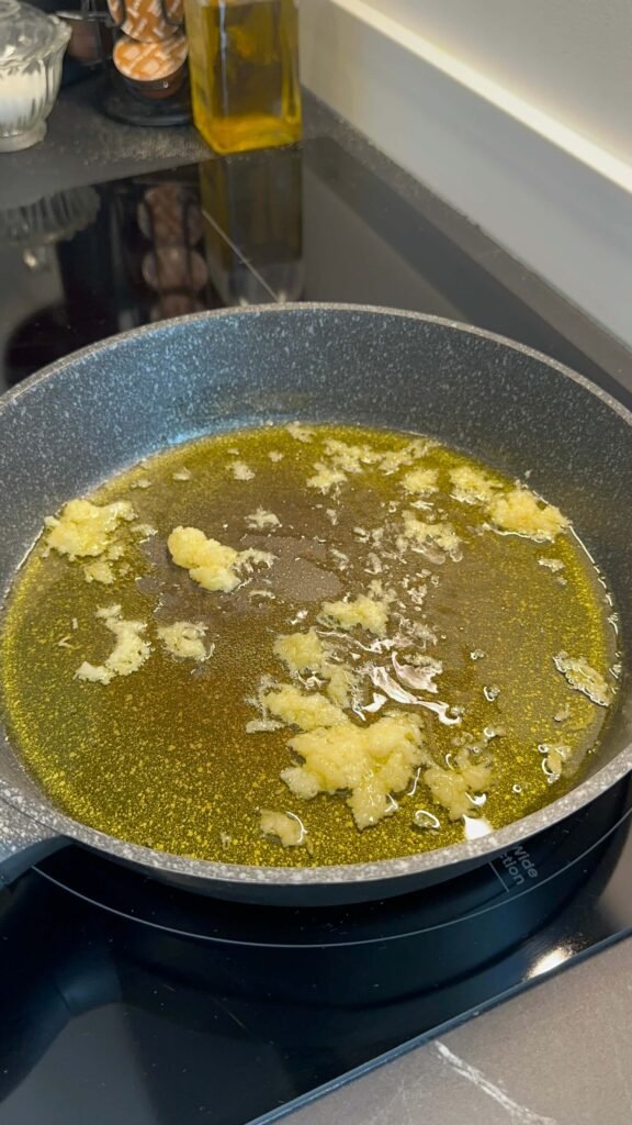 sartén con aceite de oliva y ajo