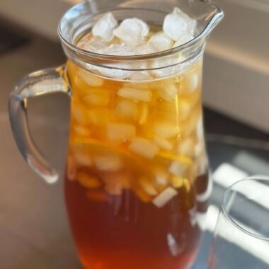 jarra de Nestea casero con hielo y limón