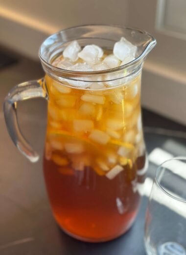 jarra de Nestea casero con hielo y limón