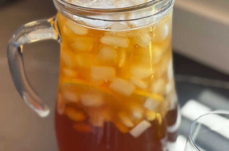 jarra de Nestea casero con hielo y limón