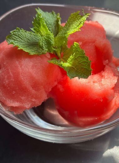 Helado de sandía decorado con unas hojas de menta