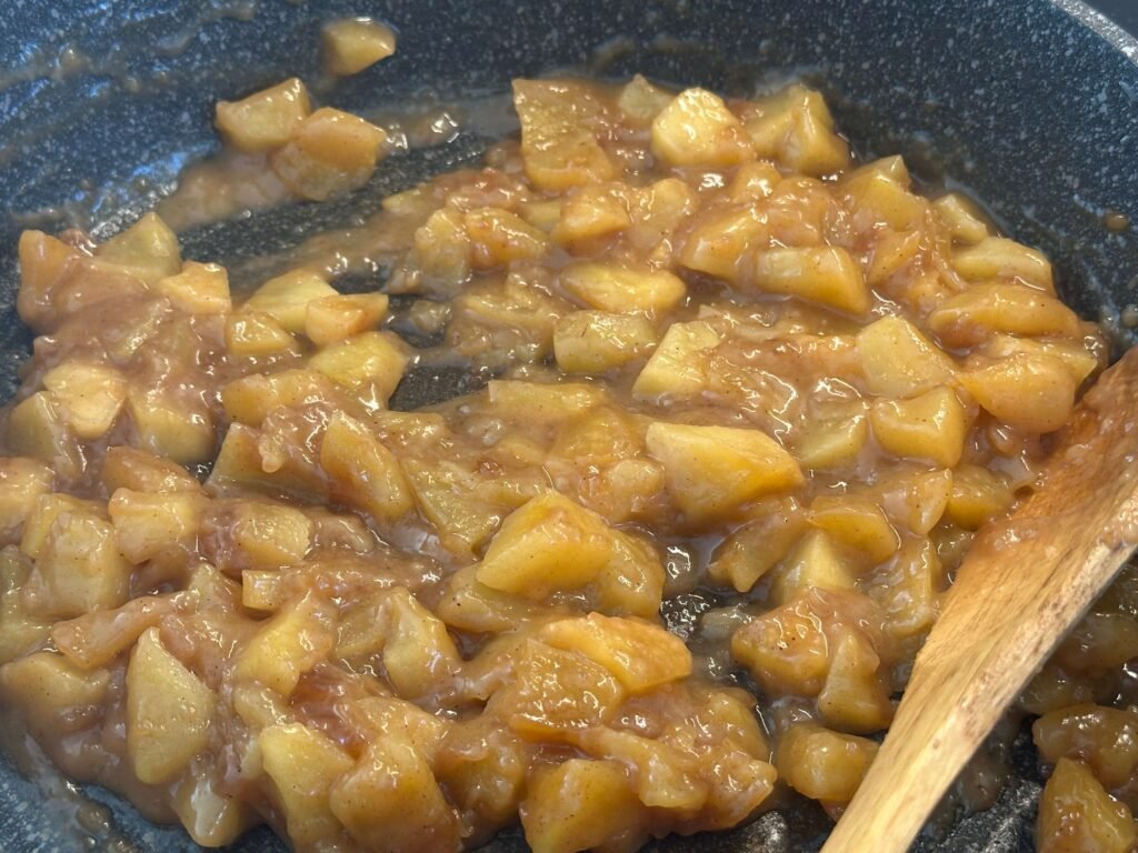 manzana asada en una sartén