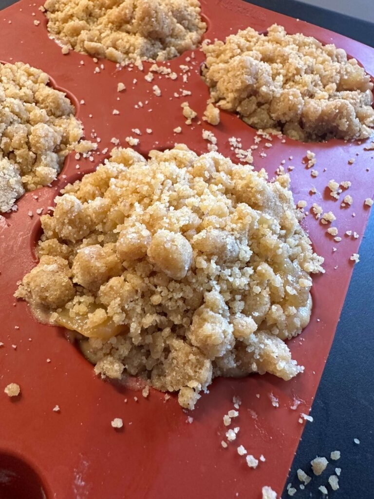 muffin de apple crumble en un molde de silicona