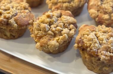 muffins apple crumble en un plato blanco