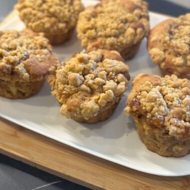 muffins apple crumble en un plato blanco