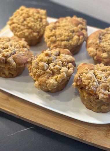 muffins apple crumble en un plato blanco