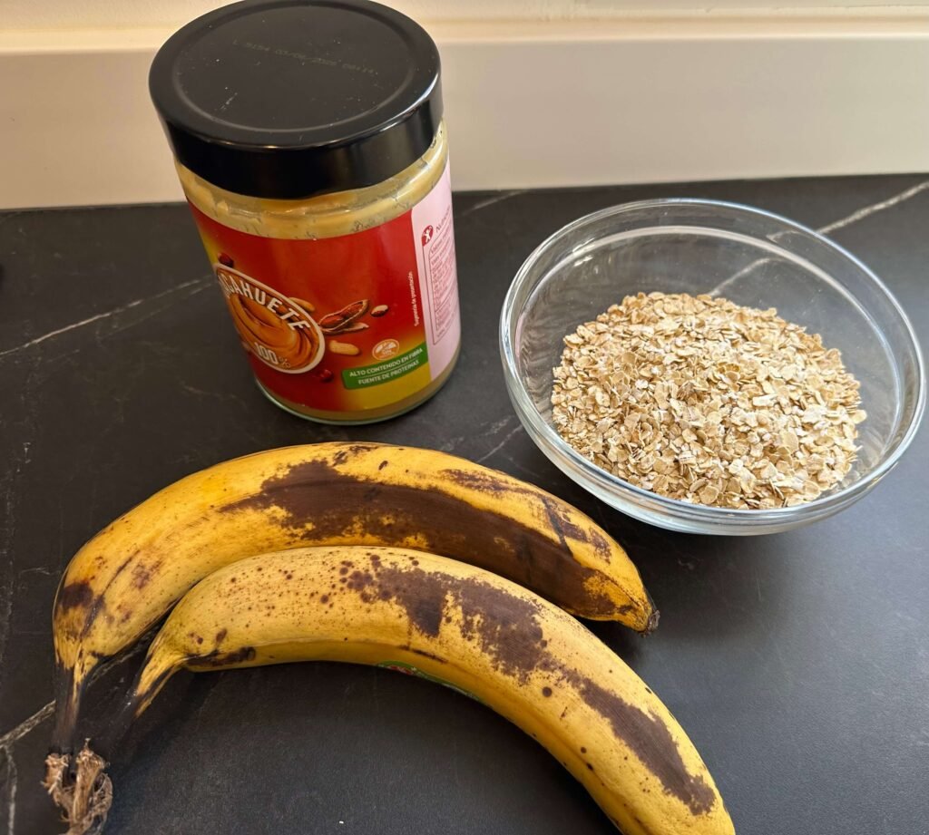 Plátanos, bowl con copos de avena y un tarro de crema de cacahuetes