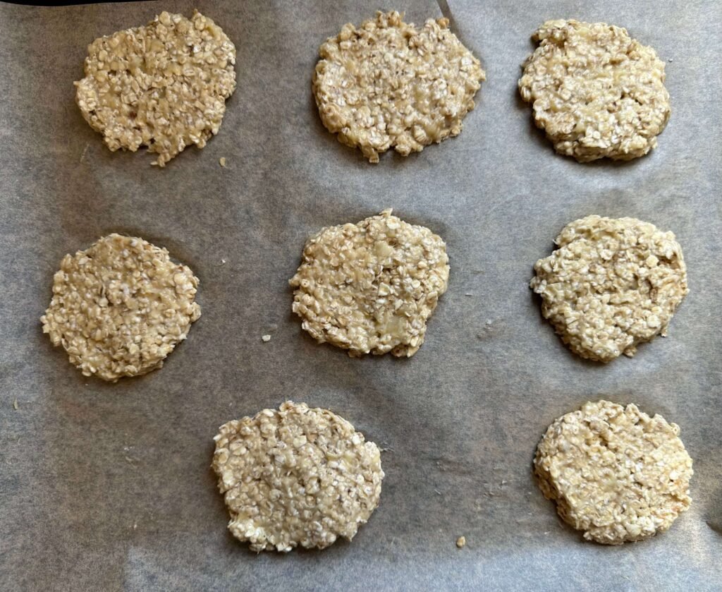 Galletas de avena, plátano y crema de cacahiuetes sin hornear