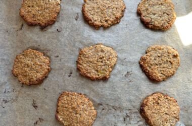 Galletas saludables horneadas en una bandeja de hornear