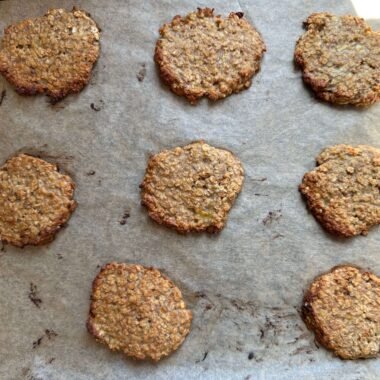 Galletas saludables horneadas en una bandeja de hornear