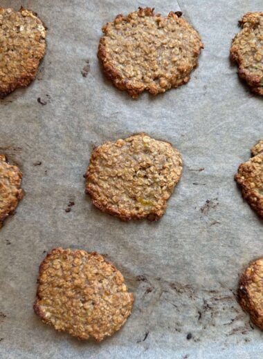 Galletas saludables horneadas en una bandeja de hornear