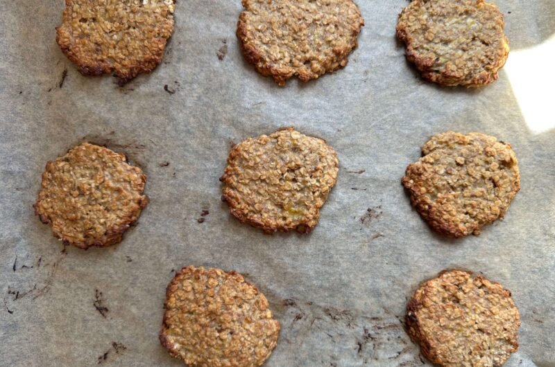 Galletas saludables horneadas en una bandeja de hornear