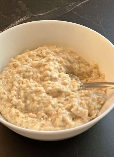 bowl con avena básica con una cuchara