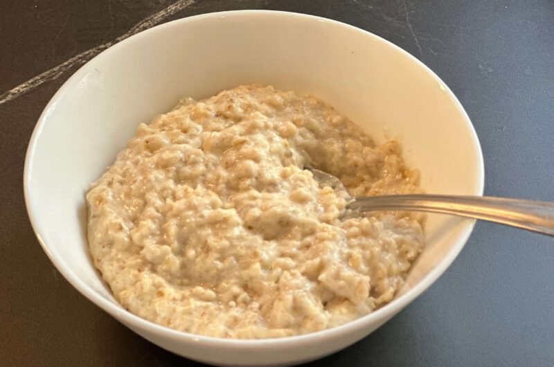 bowl con avena básica con una cuchara