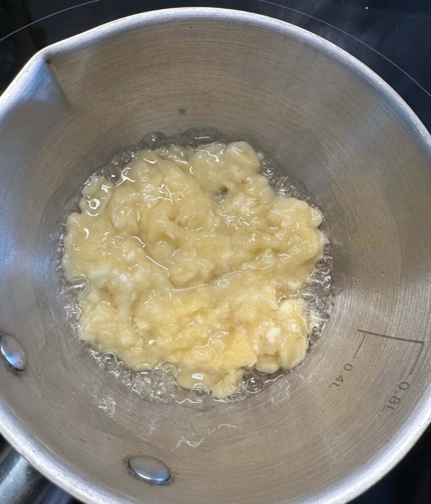 banana machada en una cazuela cocinado en aceite de coco