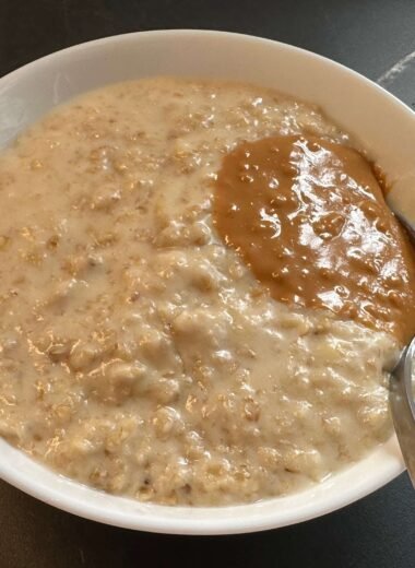 bowl de avena endulzada con banana con una cucharada de crema de cacahuetes crujiente