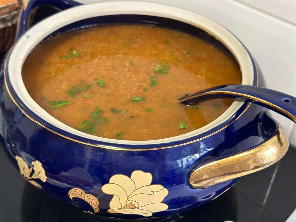 fuente azul con sopa argelina de ramadan