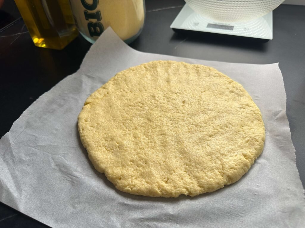 kesra sin cocinar sobre papel de cocina