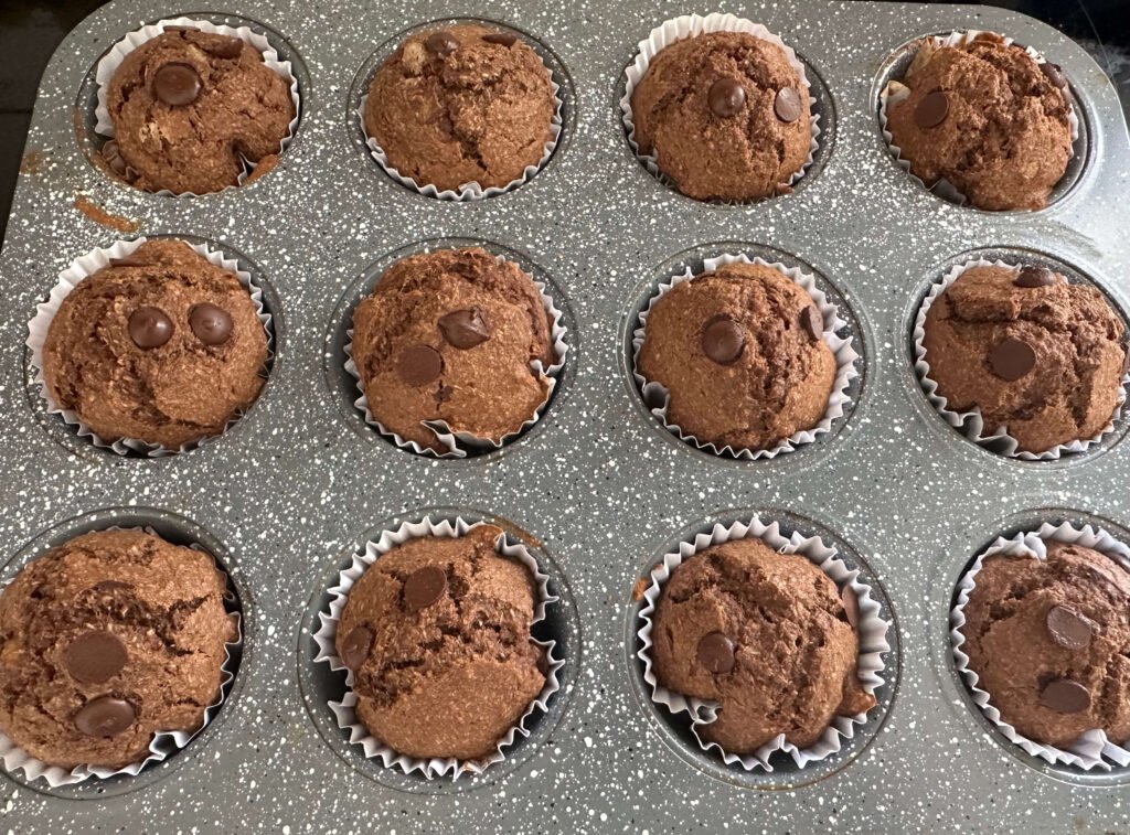 Bandeja de muffins saludables recién horneados
