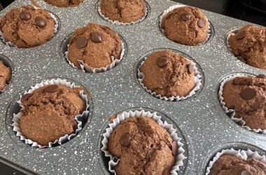 molde para muffins con muffins saludables de chocolate, plátano y coco