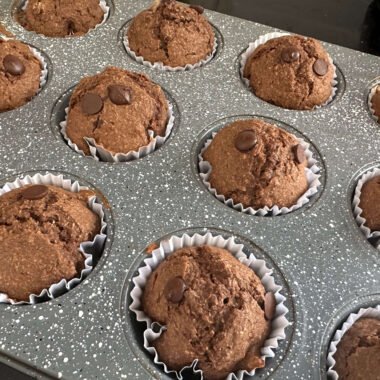 molde para muffins con muffins saludables de chocolate, plátano y coco
