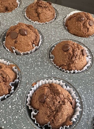 molde para muffins con muffins saludables de chocolate, plátano y coco