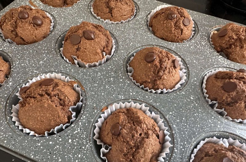 molde para muffins con muffins saludables de chocolate, plátano y coco