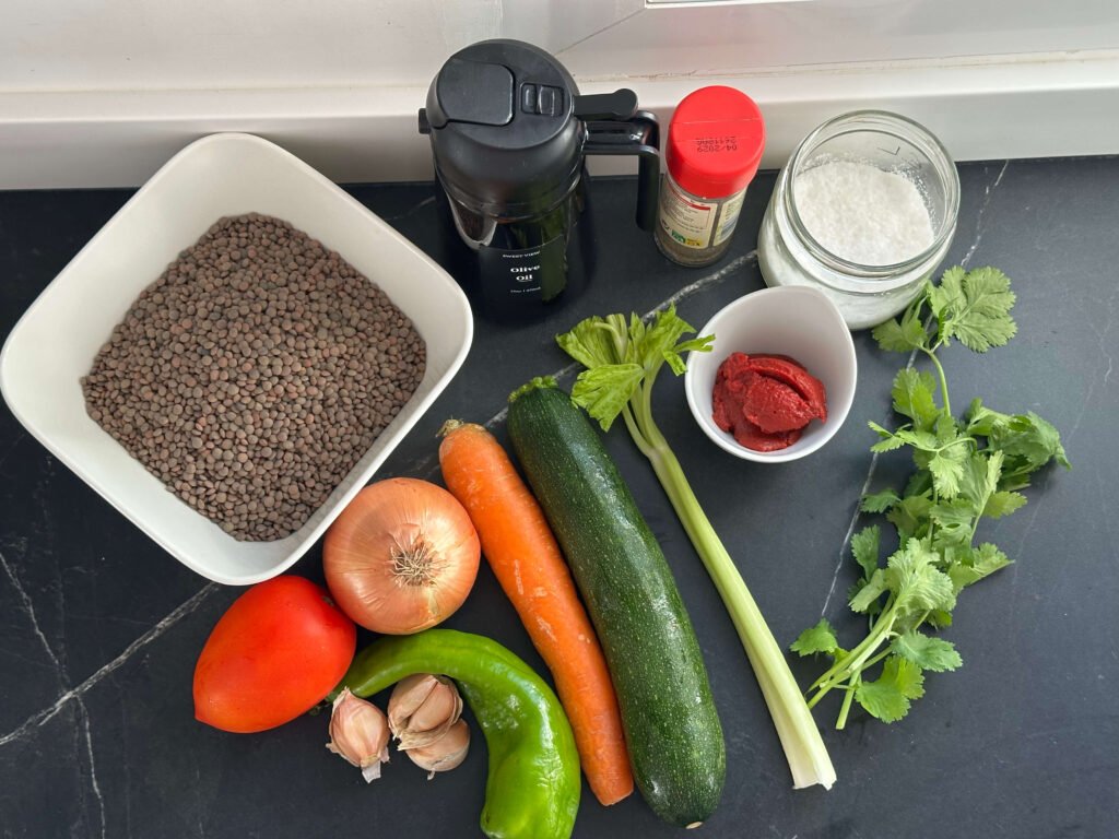 lentejas sardinas, calabacín, cilantro, zanahoria, tomate, cebolla, ajo, pimiento italiano, tomate concentrado, aceite de oliva virgen extra, sal y pimienta negra