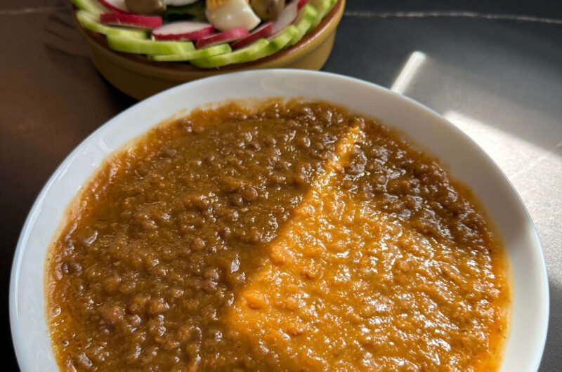 Plato de lentejas con verduras trituradas y un plato de ensalada
