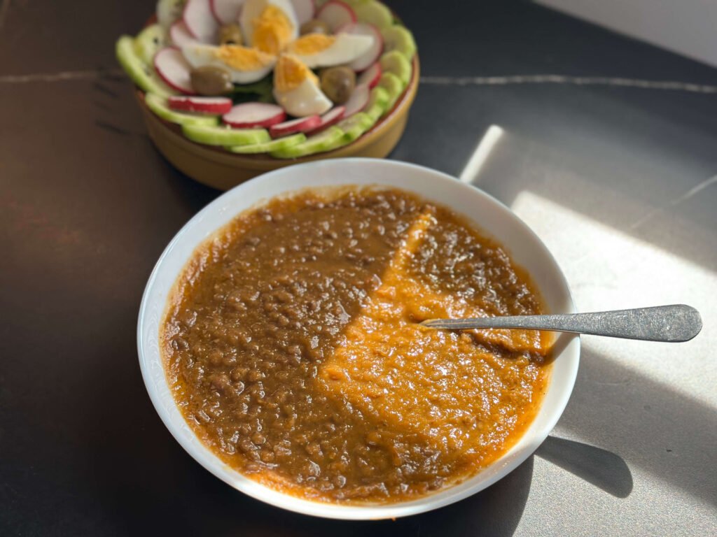 Plato de lentejas con verduras trituradas acompañadas de ensalada