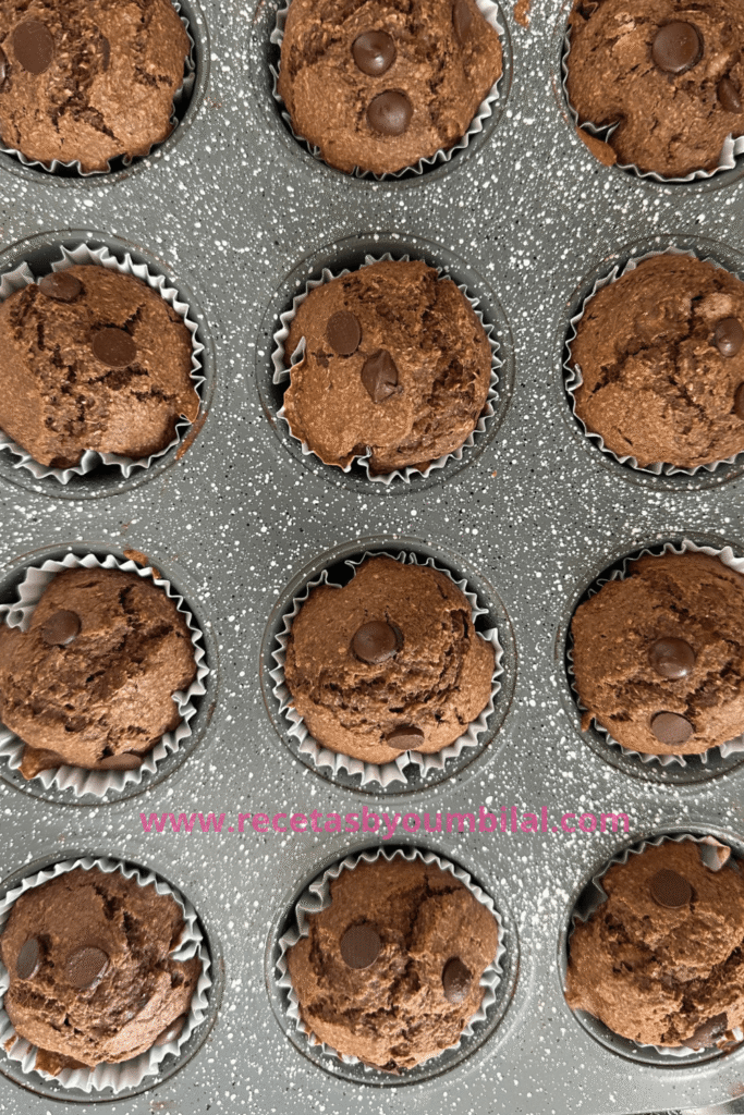 Muffins de chocolate saludables en una bandeja para muffins con www.recetasbyoumbilal.com en letras rosas