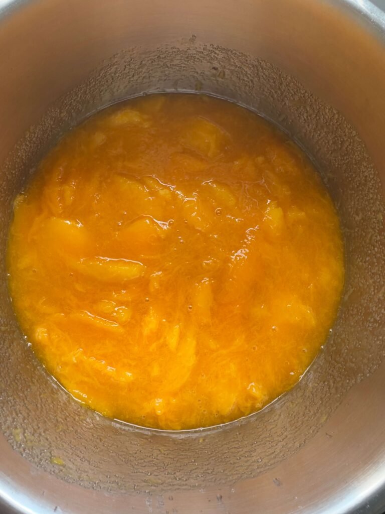 cazuela con mermelada de mango