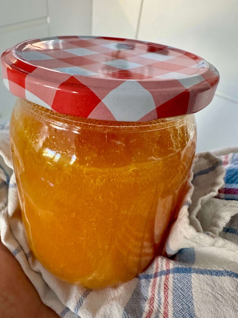 tarro de mermelada casera de mango