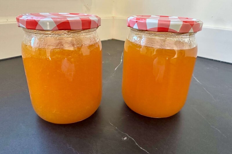 dos tarros de mermelada de mango casera